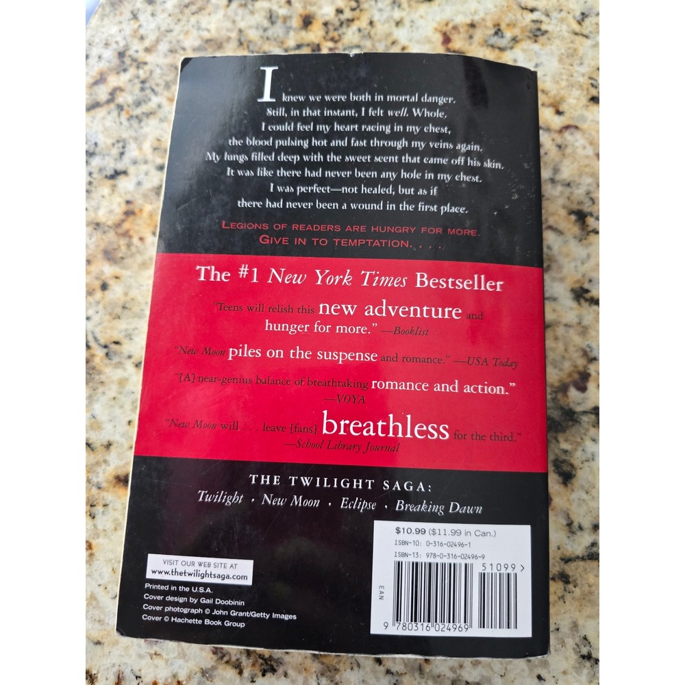 New Moon Stephenie Meyer Paperback The Twilight Saga Book 2 YA Fantasy Romance - Picture 2 of 2